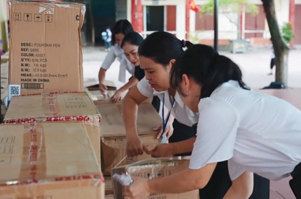 Deli Vietnam apoia a escola primária Phu Thu com doação de 15.000 pacotes de papelaria
