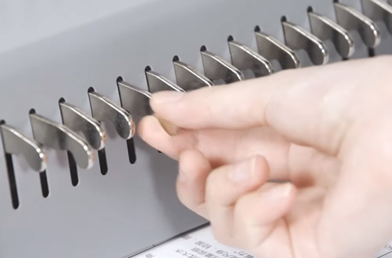 01 Deli 3873 Comb máquina de ligação operação de vídeo