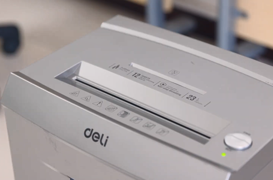 01 Deli ET095 Triturador de papel