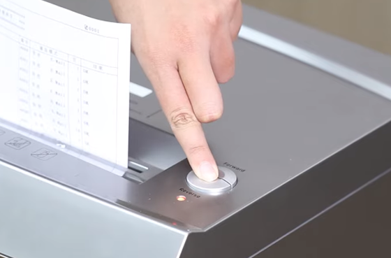 01 Deli ET096 Triturador de papel