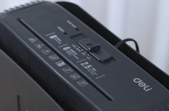 01 Deli ET102SC Triturador de papel com corte de tiras