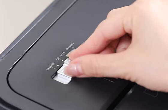 01 Deli E9939 Triturador de papel portátil