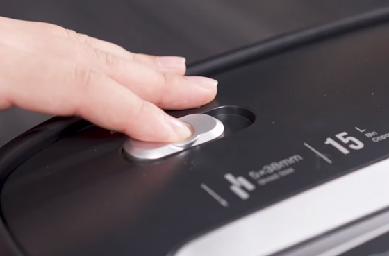 01 Deli E9947 Triturador de papel