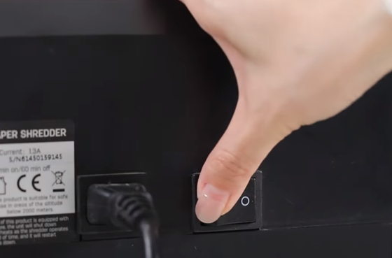 01 Deli E14400 Triturador de papel