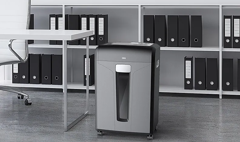 O papel de uma grande máquina trituradora de papel em escritórios modernos